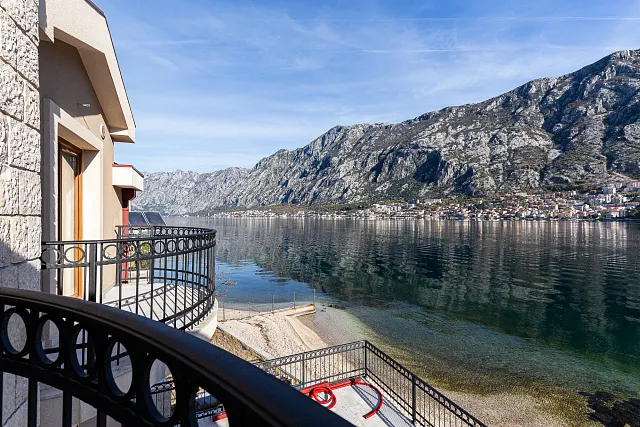 Eine luxuriöse dreistöckige Villa in erster Meereslinie in Kotor — photo 18